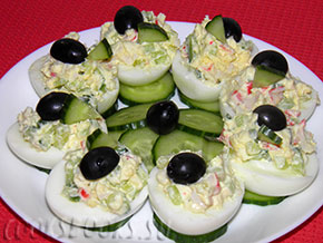 Яйца фаршированные с огурцом и крабовыми палочками