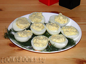 Фаршированные яйца с мягким сыром и чёрной икрой