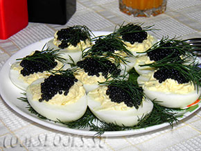 Фаршированные яйца с чёрной икрой